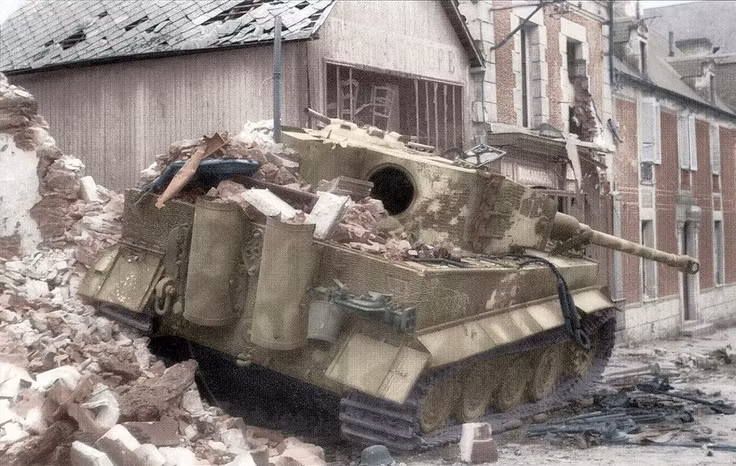 Một chiếc Tiger bị hạ gục giữa thành phố. Chiến tranh trong đô thị chưa bao giờ là thế mạnh của xe tăng, nhất là với những chiếc xe tăng to lớn, đồ sộ, kém cơ động như Tiger. Nguồn ảnh: Pinterest.