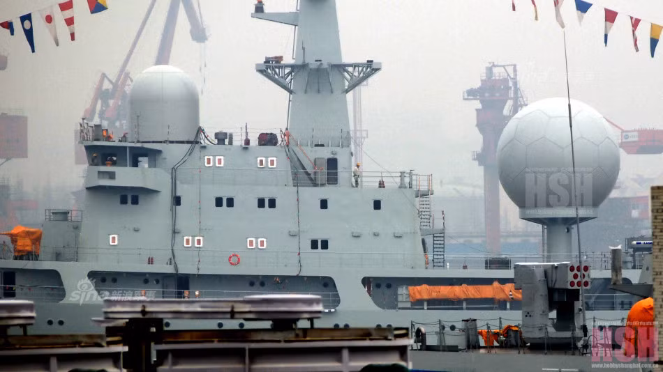 Các tàu Type-815A trước đây sử dụng máy vòm radar phía trên tháp chỉ huy hình trụ tròn, trong khi tàu 856 mới biên chế có mái vòm radar hình trụ đứng. Ảnh; Sina