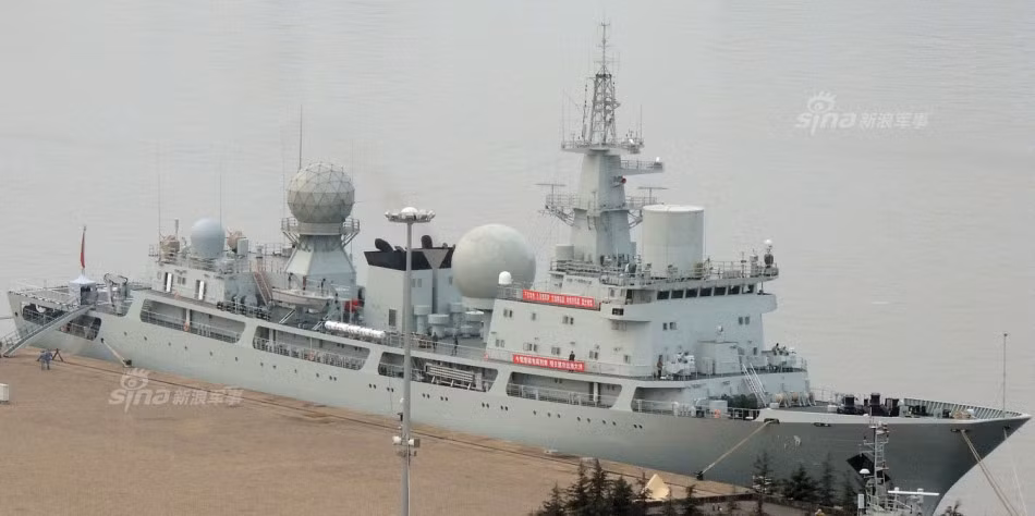 Tàu tình báo của Trung Quốc được trang bị 3 mái vòm radar lớn dùng để thu thập và phân tích tín hiệu radar của đối phương, cũng như các hoạt động giám sát điện tử. Ảnh: Sina