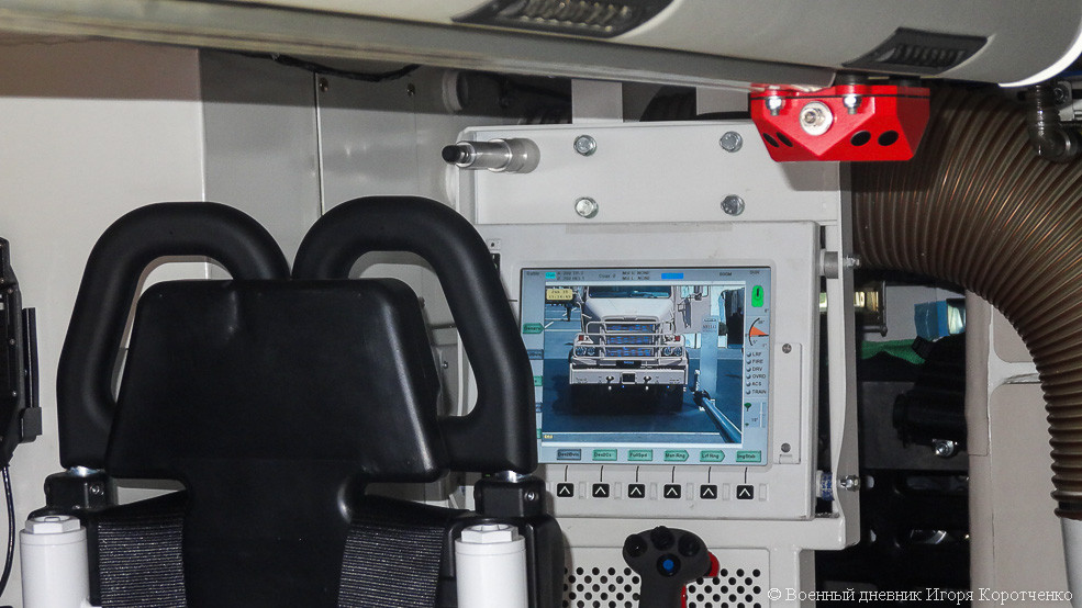 Cận cảnh hệ thống điều khiển và quan sát mục tiêu. Với việc trang bị màn hình việc điều khiển hỏa lực của xe dễ dàng hơn rất nhiều so với trước đây. Nguồn ảnh: i-korotchenko