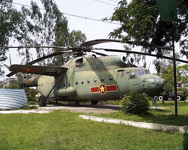 Không rõ những chiếc trực thăng vận tải Mi-6 của Việt Nam được cho về hưu từ bao giờ, tuy nhiên hiện nay chắc chắn trong biên chế không quân ta Mi-6 đã không còn hoạt động. Còn trên thế giới từ những năm cuối thập niên 80, hầu hết những chiếc Mi-6 đều đã bị "xếp kho". Nguồn ảnh: LHS.