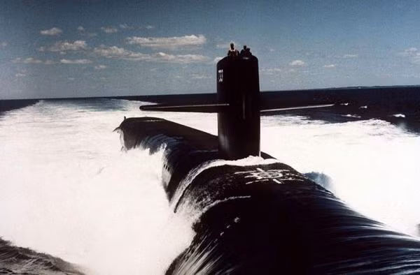 Trên các tàu ngầm lớp Ohio của Mỹ, số lượng tên lửa UGM-133 Trident II mang theo thật khủng khiếp khi lên tới 24 quả. Với số lượng tên lửa này, tàu ngầm Ohio có thể xóa sổ một nước chỉ trong vài giờ đồng hồ. Nguồn ảnh: scientificroute