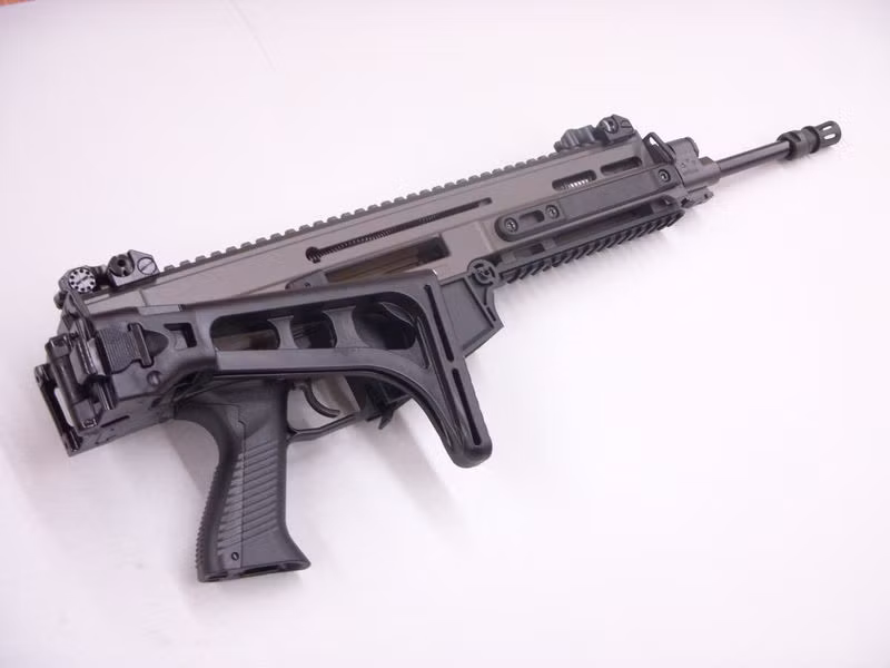 Cả hai phiên bản đều gập báng về phía bên phải súng giúp dễ dàng hơn khi cơ động chiến đấu. Nguồn ảnh: Armurerie