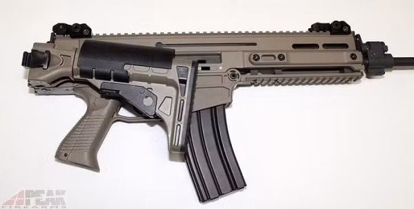 Báng súng được thiết kế với nhiều cỡ chỉnh khác nhau, điều này phù hợp với từng xạ thủ khi chiến đấu. Nguồn ảnh: Armurerie