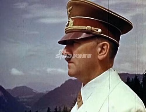 Nhiều thông tin cho rằng Hitler thực sự đã trốn thoát khỏi Đức và đến Nam Mỹ lẩn trốn, tuy nhiên vẫn chưa có bất cứ bằng chứng nào cụ thể hơn để chứng minh giả thiết Hitler đã trốn được ra khỏi Berlin dù nhiều người tin rằng điều này hoàn toàn có thể xảy ra và thậm chí được phía Đức chuẩn bị trước do khi tấn công vào đây, phía Hồng Quân đã bắt được rất nhiều kẻ đóng thể Hitler với ngoại hình giống y hệt. Nguồn ảnh: Sina.