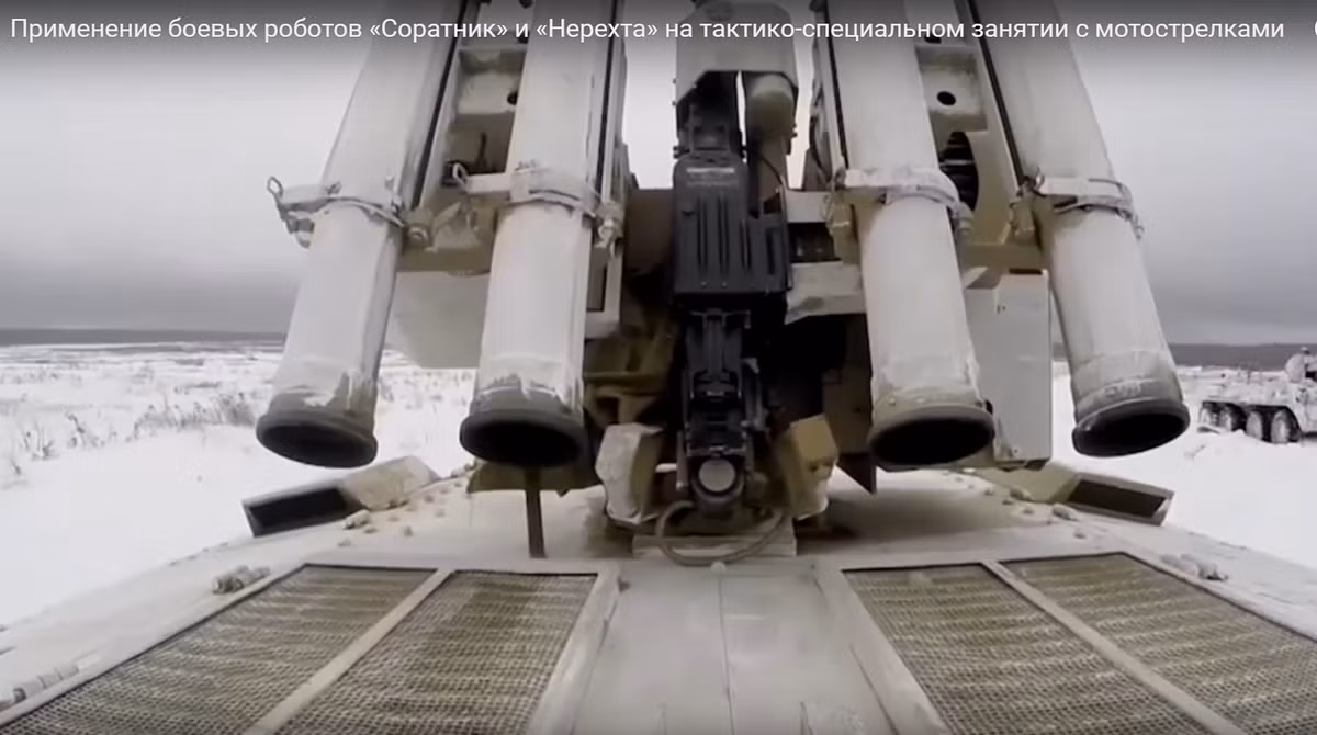 Trong video có thể thấy cả robot và các binh sĩ cũng như các xe cơ giới đều được sơn, ngụy trang màu trắng để phù hợp với địa hình mùa đông tuyết trắng. Robot đã thực hiện các bài cơ động, di chuyển, xác định mục tiêu và khai hỏa. Nguồn ảnh: Ministry of Defence