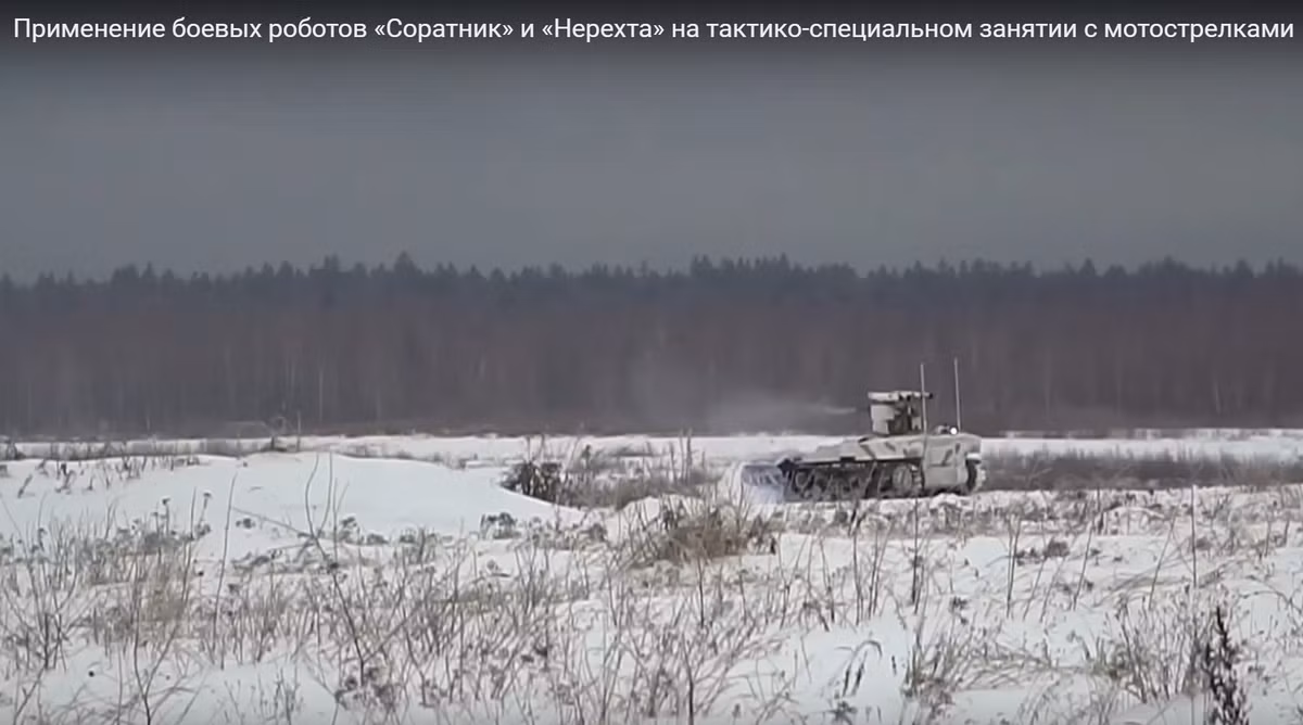 Robot “Soratnik” phát triển trên khung gầm bánh xích bọc thép, được thiết kế để trinh sát, tuần tra, chiến đấu và bảo vệ các khu vực và các cơ sở quan trọng, rà phá bom mìn và loại bỏ các chướng ngại vật. Nguồn ảnh: Ministry of Defence