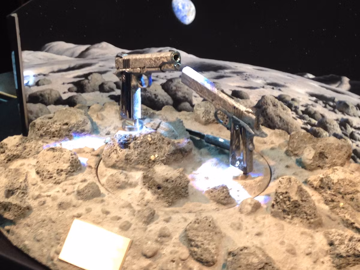 Vì thế có lẽ chắc cặp súng này sẽ vẫn còn là biểu tượng của sự siêu quí hiếm và độc đáo, chúng có thể sẽ tiếp tục nằm trong phòng trưng bày của hãng trong khoảng thời gian dài nữa trước khi có ai đó đủ khả năng cũng như đam mê để mua chúng. Nguồn ảnh: Youtobe