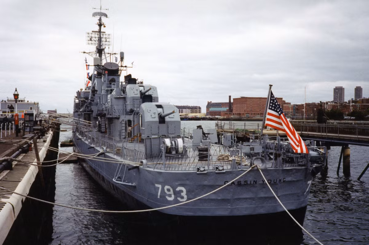 Về mặt kỹ thuật, tàu khu trục lớp Fletcher có độ giãn nước tối đa 2500 tấn, độ dài tàu đạt 376,5 tấn, lườn rộng 39,5 mét, mớm nước đạt 17,5 mét và được trang bị động cơ có công suất đầu ra 60.000 sức ngựa. Nguồn ảnh: DD.