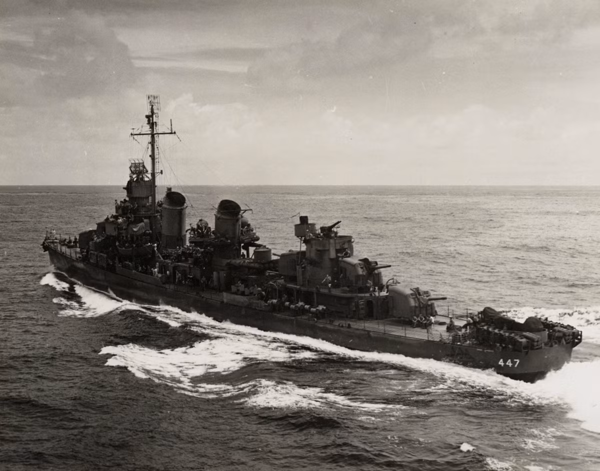 Các khu trục hạm Fletcher còn tham gia trong chiến tranh Triều Tiên và Chiến tranh Việt Nam. Tới những năm cuối của thập niên 70, hầu hết các khu trục hạm loại này của Mỹ đều bị tháo dỡ hết. Ngày nay, chỉ còn 4 chiếc nguyên vẹn được sử dụng vào mục đích bảo tồn, làm di tích tham quan, trong đó có 3 chiếc được đặt ở Mỹ, 1 chiếc tại Hy Lạp. Nguồn ảnh: Reddit.