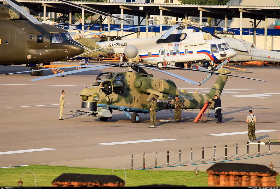 "Năm 2016 qua đi đã trở thành một bước ngoặt lớn cho các chương trình phát triển máy bay trực thăng của chúng tôi. Chuyến bay đầu tiên thực hiện trên Mi-28NM phiên bản hiện đại hóa. Các giải pháp kỹ thuật và công nghệ mới được sử dụng trong thiết kế máy bay trực thăng này, không chỉ cải thiện hiệu quả của nó và làm cho Mi-28NM gần như thành cỗ máy chiến đấu hoàn hảo " - ông Alexander Mikheyev cho biết. Nguồn ảnh: nevskii-bastion