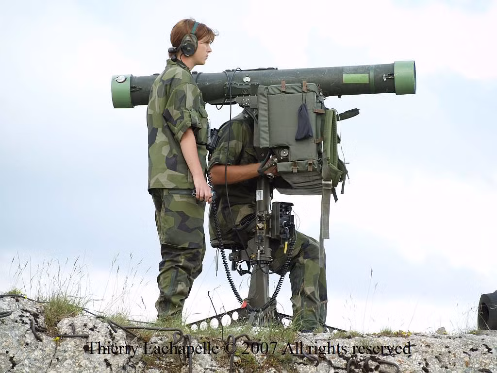 RBS 70 được coi là một trong những hệ thống tên lửa phòng không gọn nhẹ và hiệu quả hiện nay. Chúng có thể hạ bệ những mục tiêu bay ở trần bay 5km và khoảng cách lên tới 8km xa hơn bất kỳ hệ thống cùng loại nào trên thế giới. Nguồn ảnh: Army Recognition