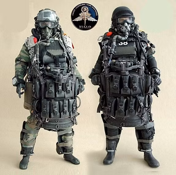 Nhảy HALO được Quân đội Mỹ phát minh ra từ năm 1940 và bắt đầu được đưa vào thử nghiệm ở chiến tranh Việt Nam từ năm 1960 nhằm đưa biệt kích, thám báo xâm nhập vào miền bắc Việt Nam, tất nhiên là tất cả các toán biệt kích, thám báo này đều bị phát hiện và bắt giữ sau khi tiếp đất, tuy nhiên họ hoàn toàn không bị phát hiện khi nhảy dù từ trên không, điều này có nghĩa là kiểu nhảy này đã thành công. Nguồn ảnh: Reddit.