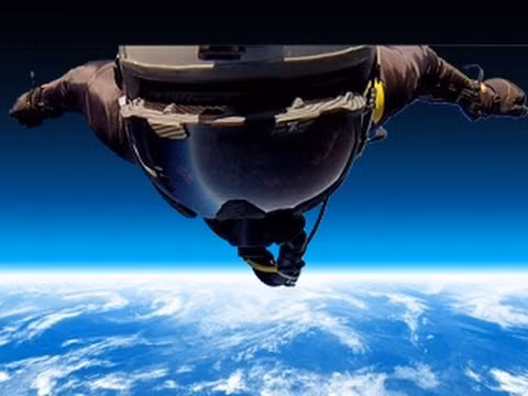 Việc nhảy dù từ độ cao 10.000 mét – tương đương với độ cao của máy bay hàng không dân dụng sẽ đảm bảo bí mật và che mắt được đối phương, người lính sẽ rơi tự do với tốc độ khoảng 240 km/h trong quãng đường 9000 mét, việc mở dù ở độ cao dưới 1000 mét sẽ giảm thiểu khả năng bị phát hiện bằng mắt thường của đối phương ở dưới mặt đất. Nguồn ảnh: Youtube.