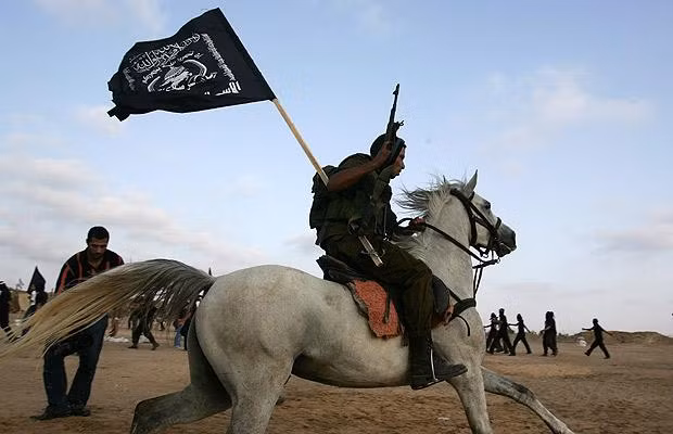 Trên chiến trường Trung Đông hiện đại ngày nay, vẫn có thể bắt gặp hình ảnh binh lính cưỡi ngựa chiến đấu trên sa mạc. Dù không còn là một loại vũ khí chiến tranh với sức mạnh vượt trội như kỵ binh hồi trước nữa nhưng ngày này ngựa vẫn được sử dụng trong quân đội như một phương tiện di chuyển và thồ hàng khá hiệu quả. Ảnh: Moveon.