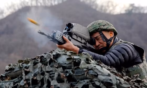 Súng có cơ chế nổ điểm giữ chậm dành cho các mục tiêu mềm, giúp viên lựu xuyên sâu vào mục tiêu và phát nổ bên trong một cách hiệu quả hơn. Còn nổ trên không chính là tính năng lập trình cho viên lựu có thể nổ tại vị trí định trước. Nguồn ảnh: 메인화면으로 이동