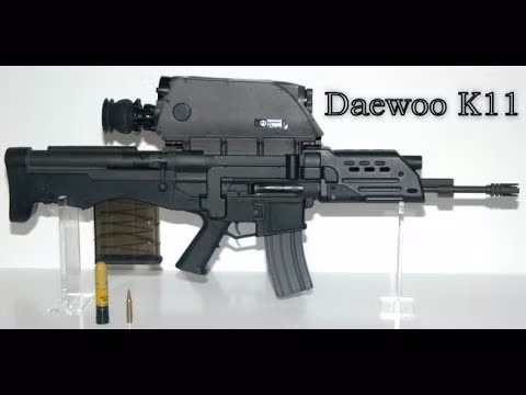 Ở phần băng đạn của súng phóng lựu được làm bằng bằng nhựa trong, từ đó người lính có thể dễ dàng kiểm tra lượng đạn trong tác chiến. Nguồn ảnh: youtobe