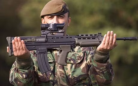 Độ dài tổng thể ngắn sẽ tạo ra lợi thế rất lớn cho các binh lính khi sử dụng khẩu súng trường L85A2 tác chiến trong môi trường đô thị có không gian hẹp. Thông thường, tác chiến trong môi trường đô thị luôn khiến các binh lính phải khó khăn lựa chọn một loại vũ khí nhỏ gọn hơn so với các khẩu súng quen dùng của mình để dễ dàng thao tác, tuy nhiên với khẩu L85A2 thì điều đó là không cần thiết. Nguồn ảnh: Pinterest.