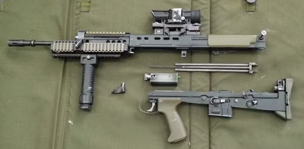 Súng được thiết kế với các chi tiết lớn giúp binh lính có thể thoải mái thực hiện thao tác tháo lắp súng ngay cả khi đang đeo găng tay. Điểm ăn tiền nhất của khẩu súng này chính là khả năng chống chịu thời tiết rất tốt, nhất là trong môi trường nhiều cát và bụi như ở Trung Đông. Nguồn ảnh: Military.