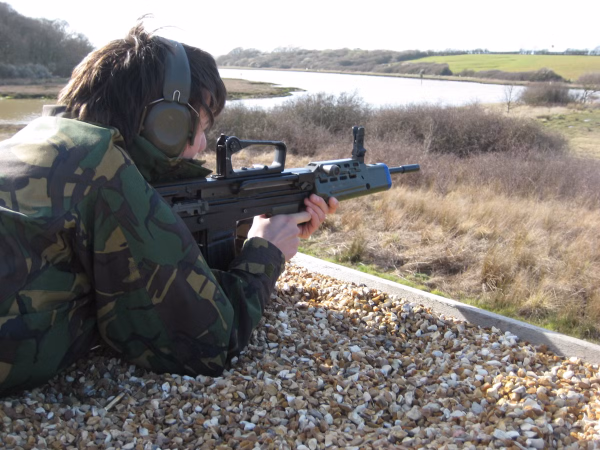 Tốc độ bắn thực chiến của súng vào khoảng 40 đến 100 viên mỗi phút, với hệ thống ngắm quang học cho phép tăng tầm bắn hiệu quả lên tới 800 mét khẩu súng này sẽ giúp giữ cho kẻ địch ở ngoài phạm vi tiếp cận và nằm trong khoảng cách an toàn để các lực lượng tham chiến gọi pháo binh hoặc không quân yểm trợ. Nguồn ảnh: Overhopper.