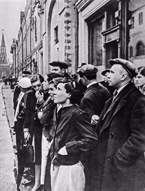 Người dân ở Moscow, Nga nghe về tin đất nước đang bị tấn công vào sáng ngày 22/6/1941, chỉ vài tiếng sau khi Đức bất ngờ tràn qua biên giới. Trong thời gian đầu của cuộc chiến, phía Liên Xô thậm chí còn định cắt lãnh thổ để hòa hoãn với Đức, người Liên Xô lúc đấy không nghĩ tới một cuộc chiến tổng lực với Đức, họ chỉ nghĩ đây là một cuộc "xung đột biên giới". Nguồn ảnh: Knowled.