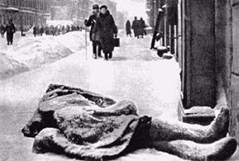 Cuộc bao vây thành phố Leningrad của Đức diễn ra từ 8/9/1941 tới ngày 27/1/1944. Trong thời gian đó, đã có 3,5 triệu lính Liên Xô và 642.000 dân thường thương vong. Thiệt hại về nhân mạng của Liên Xô bên trong Leningrad còn lớn hơn thiệt hại về nhân mạng của Mỹ trong toàn bộ cuộc chiến tranh thế giới thứ hai. Nguồn ảnh: Knowled.