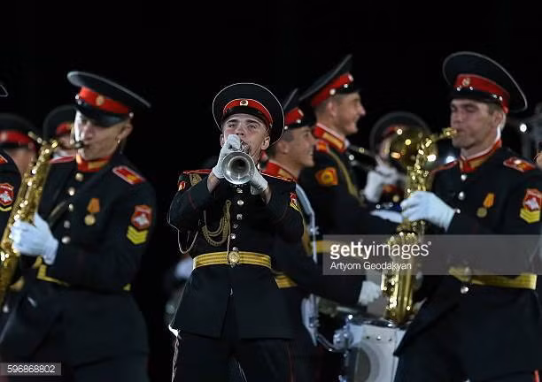 Với tính chất như một đội nghi lễ, những thành viên trong các đội quân nhạc luôn được mang những bộ quân phục chỉnh tề nhất, đẹp nhất trên người giống với các đội nghi lễ quân khác trong quân đội. Nguồn ảnh: Gettyimg.