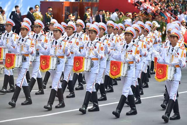 Quân đội Nhân dân Việt Nam cũng có một đội quân nhạc với trang phục nghi lễ màu trắng, ủng bốt cao cổ đen và sử dụng trống là chủ yếu. Đội quân nhạc này thường xuất hiện trong các dịp diễu binh, mít tinh, các ngày lễ lớn của quân đội hoặc có nhiệm vụ chơi bản nhạc quốc ca mỗi khi có nguyên thủ quốc gia nước ngoài sang thăm, duyệt đội danh dự của ta. Nguồn ảnh: VGPnews.