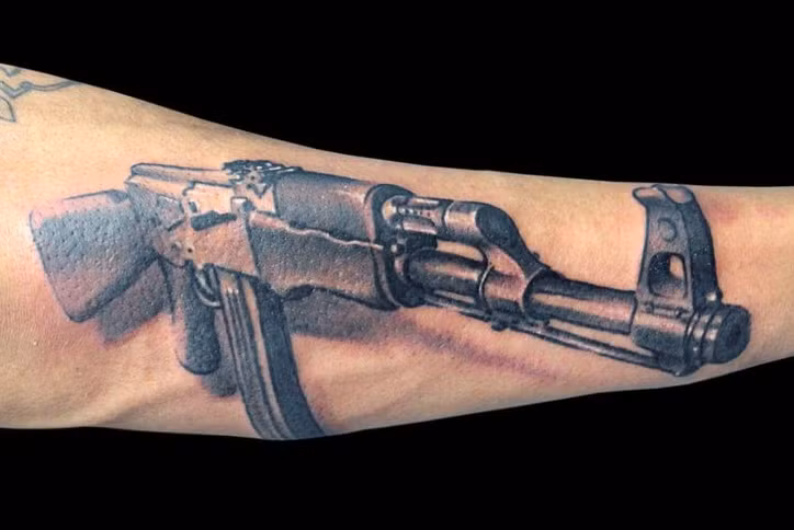Những hình xăm lấy ý tưởng từ khẩu AK-47 cũng rất phổ biến, sở dĩ hình ảnh khẩu AK-47 cách điệu được ưa chuộng là do khẩu súng này quá nổi tiếng, bất cứ ai nhìn vào cũng đều có thể nhận ra được hình ảnh của khẩu súng trường tiến công huyền thoại này. Nguồn ảnh: Kool.