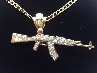 Nếu như không có tiền để mua hẳn một khẩu AK-47 bọc kim cương thì bạn vẫn có thể tìm tới những khẩu AK-47 bọc kim cương có kích cỡ nhỏ hơn với hình dáng của một mặt dây chuyền. Nguồn ảnh: Terapeak.
