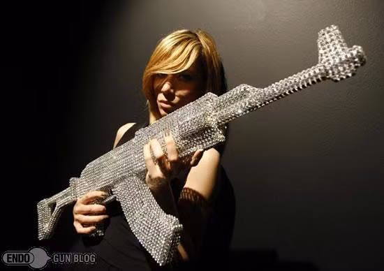 Cũng có những phiên bản súng AK-47 được bọc bằng... kim cương với độ tinh xảo cực kỳ cao và giá bán lên tới hàng chục triệu USD. Thực chất đây là một sản phẩm xa xỉ mang tính trưng bày là chính chứ hoàn toàn không còn khả năng sử dụng như một khẩu súng bình thường. Nguồn ảnh: Nodays.