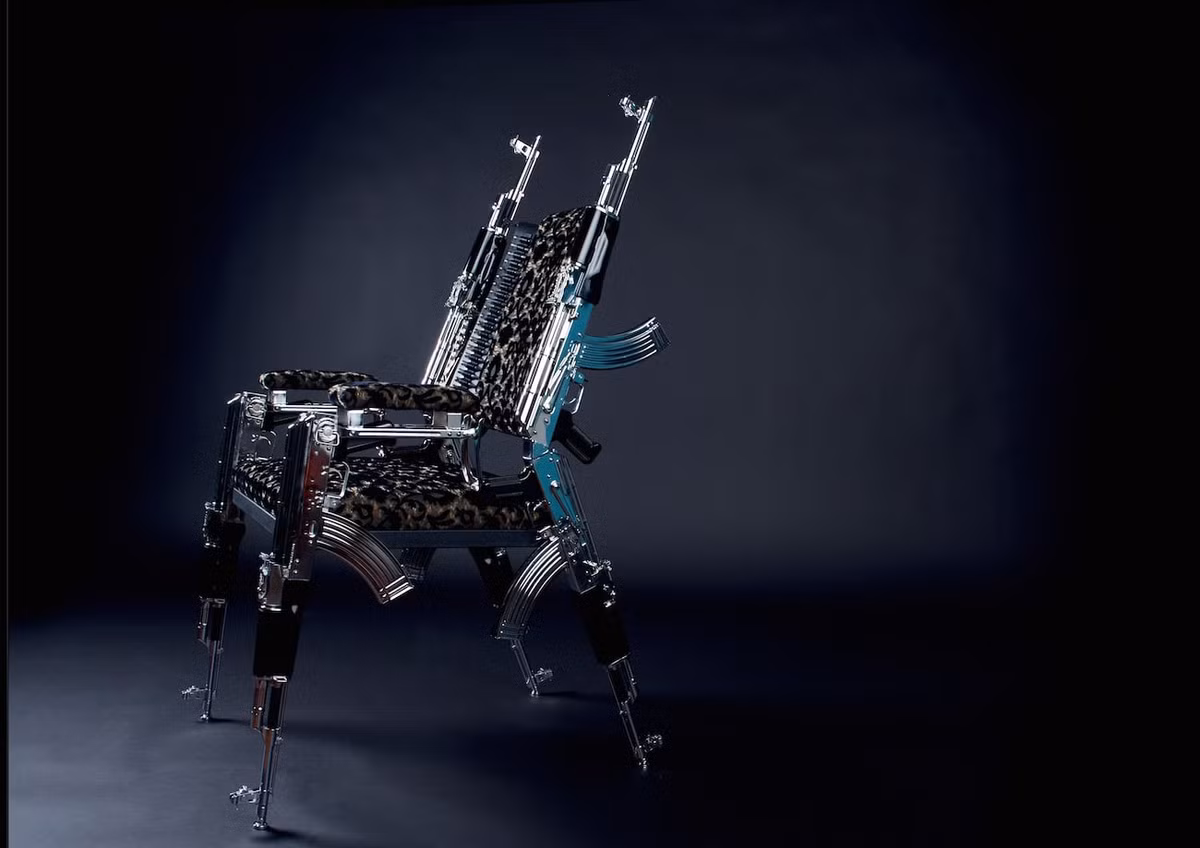 Thậm chí người ta còn thiết kế ra một chiếc ghế lấy ý tưởng từ những khẩu AK-47. Chỉ tính riêng ở nước Nga (trước đây là Liên Xô) đã sản xuất tổng cộng tới 75 triệu khẩu AK-47, số lượng khẩu AK-47 có thể sẽ còn nhiều hơn gấp nhiều lần do loại súng này rất dễ chế tạo và nhiều quốc gia trên thế giới đến bây giờ vẫn còn vận hành các nhà máy sản xuất AK-47. Nguồn ảnh: Themilliard.