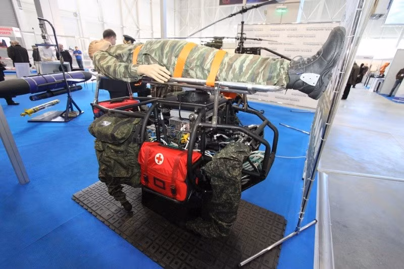 Robot tải thương có thiết kế phỏng sinh học sử dụng 4 chân để di chuyển tương tự robot Big Dog của Mỹ. Ảnh: Arms Expo