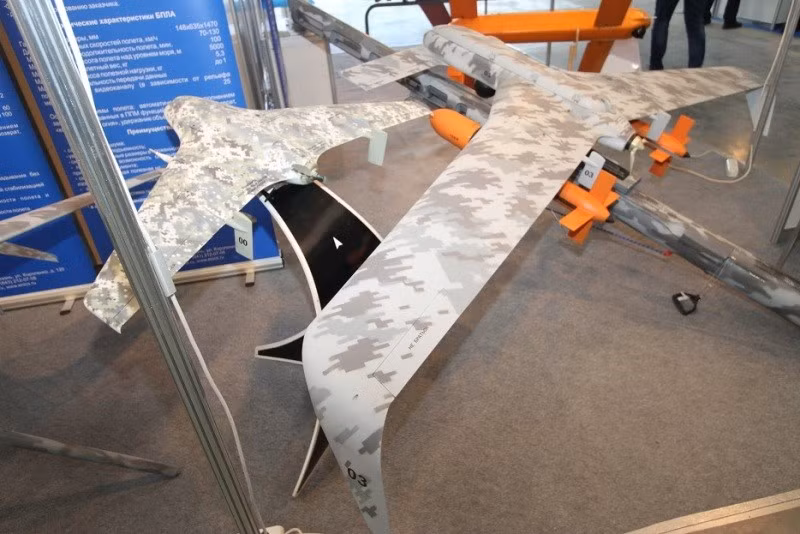 Máy bay không người lái Aileron-3VS (trước) và phiên bản vũ trang T-16 (sau) có khả năng mang theo 2 bom, hoặc tên lửa để công kích mục tiêu. Ảnh: Arms Expo