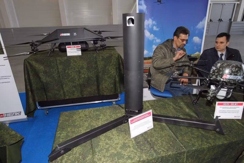 Hệ thống laser cầm tay được sử dụng để áp chế hệ thống cảm biến ảnh nhiệt và các thiết bị trinh sát quang học gắn trên máy bay không người lái của đối phương. Ảnh: Arms Expo