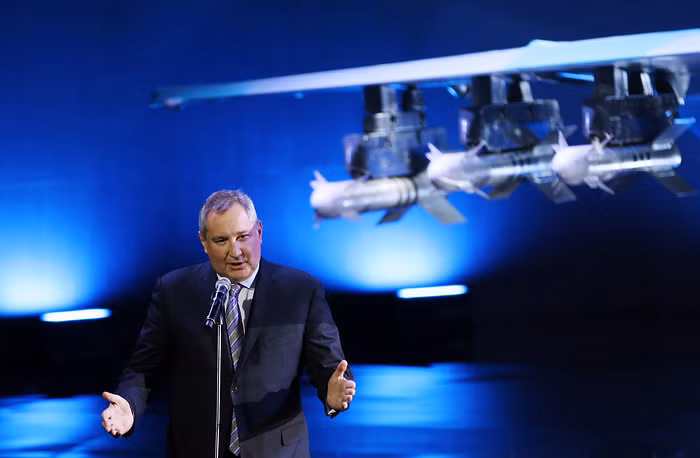 Mặc dù trời rất nhiều mây và tầm nhìn thấp, tiêm kích mới đã cất cánh từ sân bay của nhà máy chế tạo Mig ở Lukhovitsy và thực hiện bài bay ngắn. Chuyến bay thử nghiệm đã kết thúc tốt đẹp và hạ cánh thành công. Nguồn ảnh: Tass