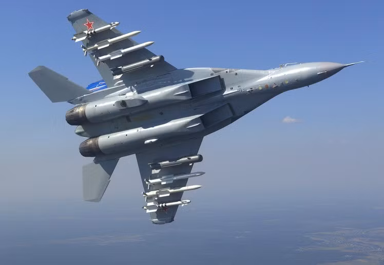 Mig-35 có khối lượng 19,2 tấn; khối lượng cất cánh tối đa 24,5 tấn; tốc độ tối đa Mach 2,23; trần bay 17,5 km; bán kính chiến đấu 1000km. Độ chịu tải tối đa 9 g; tốc độ leo cao 330 m/s. Nguồn ảnh: kollektsiya