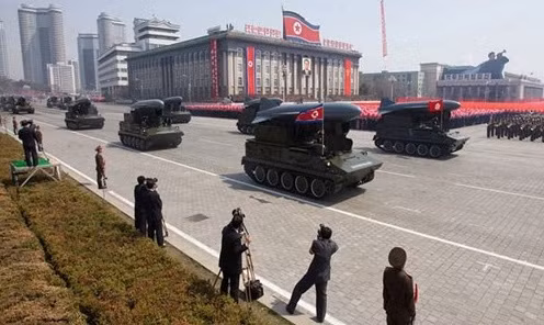 Dù sở hữu KN-09 hay C-602, thì dòng tên lửa chống hạm chủ lực của Triều Tiên vẫn là các tên lửa KN-01 và KN-02 các biến thể được phát triển từ tên lửa chống hạm P-15 của Liên Xô trước đây. Được Triều Tiên cơ giới hóa thành các tổ hợp tên lửa phòng thủ bờ biển thay vì chỉ triển khai trên tàu chiến. Nguồn Ảnh: Missilethreatcsis.org