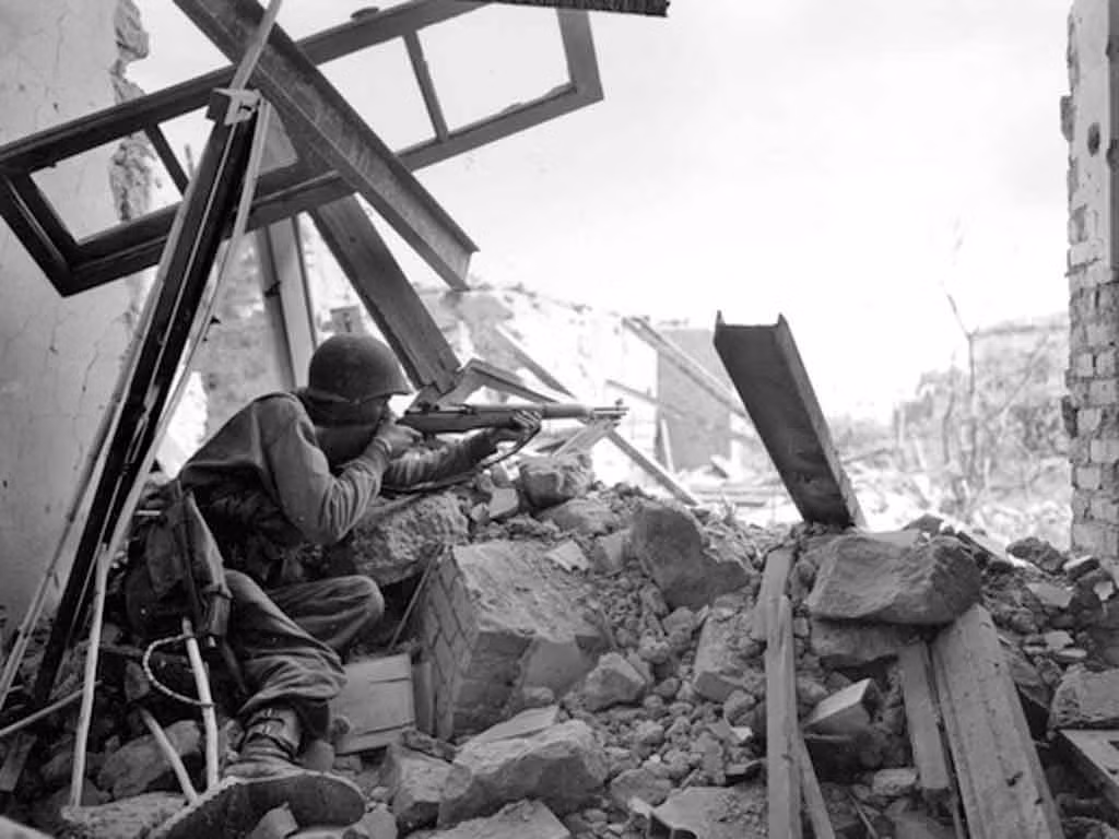 Chính vì lý do đó mà Quân đội Mỹ đã yêu cầu phải có một lực lượng bắn tỉa lão luyện với khả năng tự lực chiến đấu ngang ngửa với lính bắn tỉa của đối phương mà không cần gọi hỏa lực chi viện, tuy nhiên phải đến cuối chiến tranh các lực lượng bắn tỉa chuyên biệt của Mỹ mới được tung vào chiến trường. Nguồn ảnh: WWII.