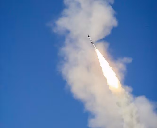 Mỗi khẩu đội S-300PMU2 gồm 3 xe mang phóng có thể tấn công đồng thời 6 mục tiêu cùng lúc, mỗi tiểu đoàn có thể đối phó với 36 mục tiêu cùng lúc. Ảnh: DEFA Press