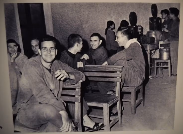 Bên trong nhà tù Hỏa Lò, Hà Nội. Các phi công Mỹ đã đặt cho nơi này rất nhiều biệt danh, từ "Hilton Hà Nội" cho tới "Broken Heart Hotel" (tên một bài hát nổi tiếng ở Mỹ thời bấy giờ, tạm dịch là "khách sạn Trái tim tan vỡ"). Nguồn ảnh: Pinterest.