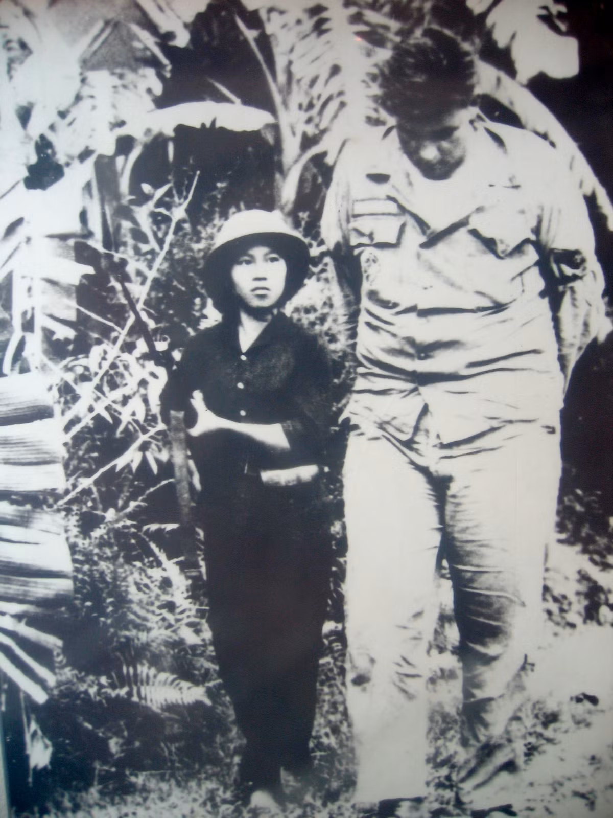 Bức ảnh huyền thoại với hình ảnh "O du kích nhỏ dương cao súng/thằng Mỹ lênh khênh bước cúi đầu". Nguồn ảnh: Misplace.