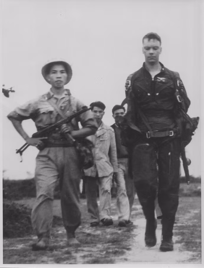 Một phi công có lẽ đã bị bắt khi vừa chạm đất, anh ta còn chưa kịp cởi bộ đồ bay trên người. Nguồn ảnh: History.