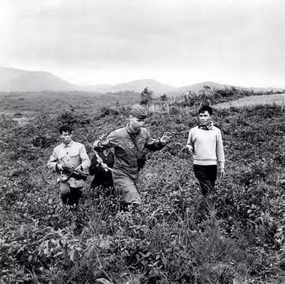 Khi bị bắn hạ, các phi công Mỹ thường chỉ nhảy dù khi không thể điều khiển được máy bay nữa. Trong nhiều trường hợp máy bay của họ bị mất điều khiển khi đang bay thẳng ra biển họ vẫn nhất quyết không chịu nhảy dù để chịu cảnh tù binh. Nguồn ảnh: Vietnamwar.