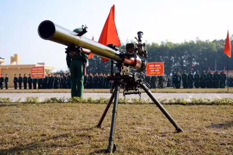 Súng chống tăng SPG-9 Kopye được coi là một trong những loại vũ khí chống tăng hiệu quả, súng được phát triển vào đầu thập niên 1960 và cho tới nay SPG-9 vẫn còn được sản xuất. Cùng với RPG-7, AK47 là những vũ khí cực kỳ nổi tiếng. Hiện nay loại súng nguy hiểm này vẫn đang tham chiến trong cuộc xung đột Syria. Nguồn ảnh: QPVN