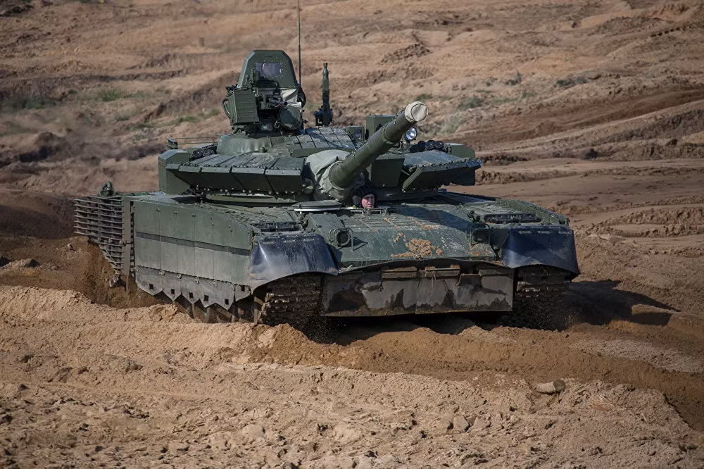 Xe tăng chiến đấu chủ lực T-80BVM cơ động vượt địa hình. Cuộc tập trận Zapad-2017 quy tụ 12.700 binh sĩ, trong đó 5.500 đến từ Nga và 7.200 tại Belarus, đi kèm với đó là hàng ngàn thiết bị quân sự của hai bên. Ảnh: Bộ Quốc phòng Nga.