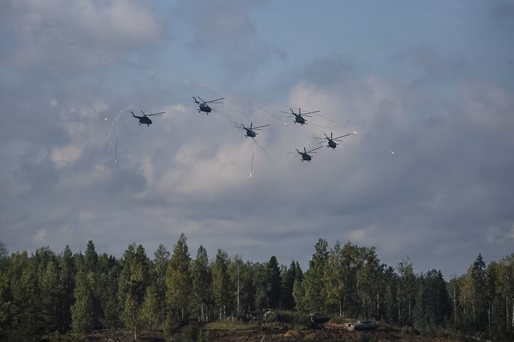 Lực lượng phối hợp đường không gồm 70 máy bay chiến đấu và trực thăng. Trong đó có các loại hiện đại như trực thăng tấn công Mi-28N, Ka-52, máy bay ném bom Su-24, Su-34. Ảnh: Bộ Quốc phòng Nga.
