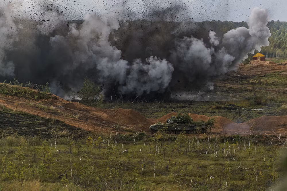 Trước khi Zapad-2017 diễn ra Bộ Quốc phòng Nga từng tuyên bố cuộc tập trận này chỉ nhằm mục đích nâng cao khả năng chiến đấu của quân đội cũng như sự phối hợp giữa binh sĩ hai nước. Trong khi đó, châu Âu nhìn nhận rất tiêu cực về cuộc tập trận này, xem nó như là mối đe dọa đến sự an toàn trong của khối này. Ảnh: Bộ Quốc phòng Nga.