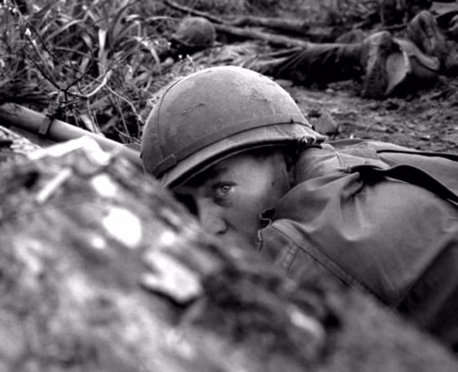 Ánh mắt đầy sợ hãi khi phải nằm dưới làn làn đạn của một binh lính Mỹ. Nguồn ảnh: Stars.