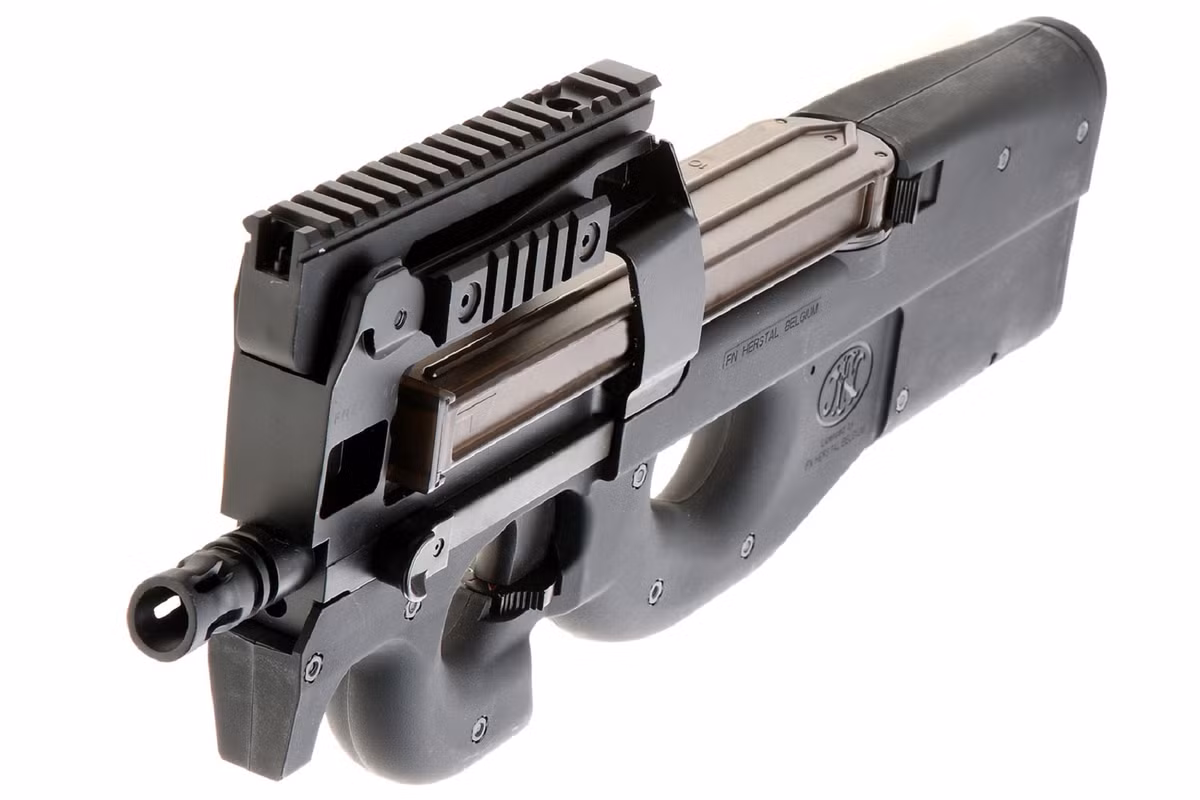 Cũng như các loại súng hiện đại, trên thân súng có các thanh pincatinny để gắn các phụ kiện chiến đấu cần thiết. Súng có thể sử dụng kiểu ngắm cơ khí đầu ruồi, hoặc gắn kính ngắm điểm đỏ để duy trì hiệu quả trong chiến đấu. Nguồn ảnh: SensCritique